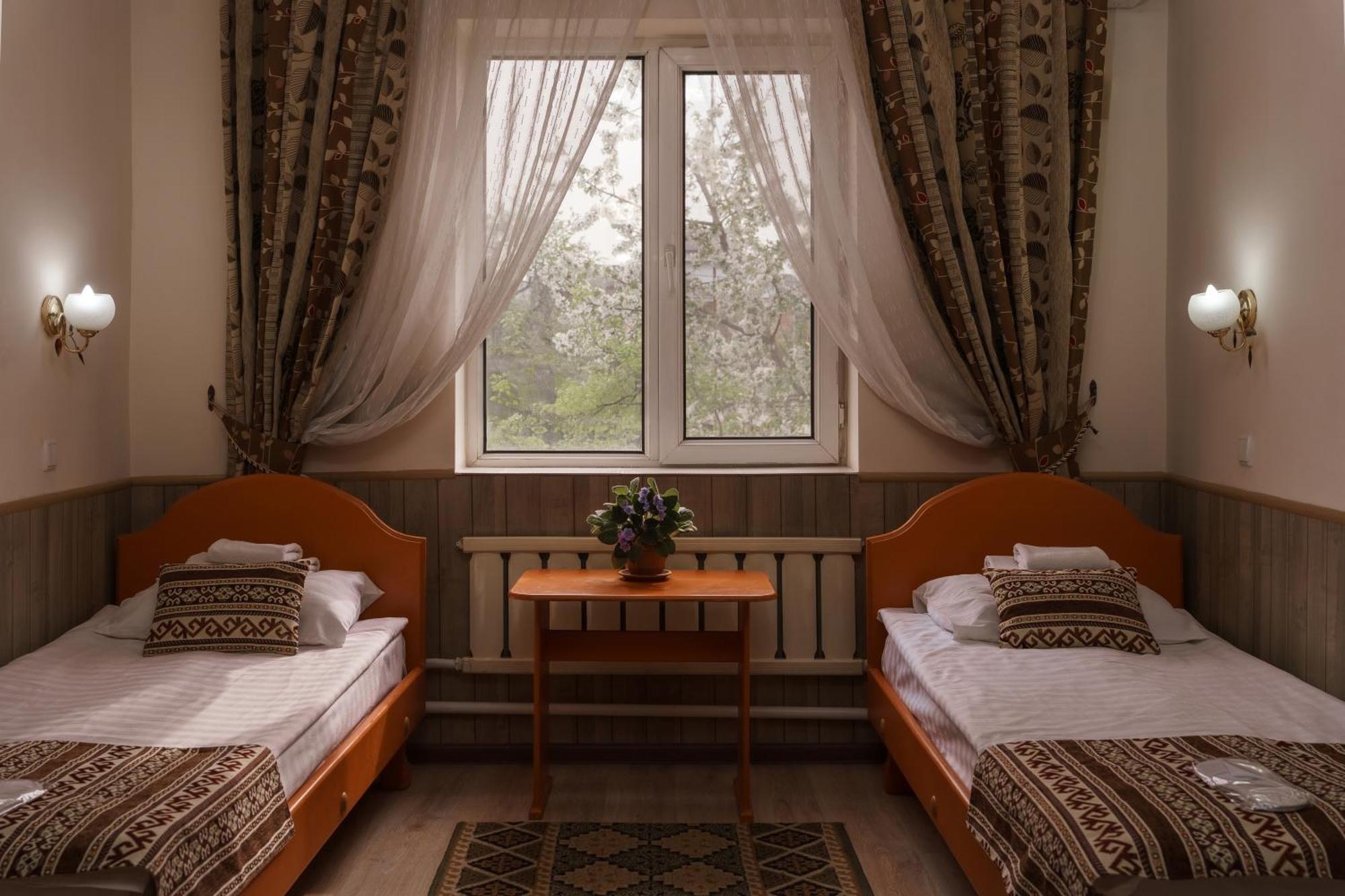 Alpinist Hotel Bishkek Exterior foto