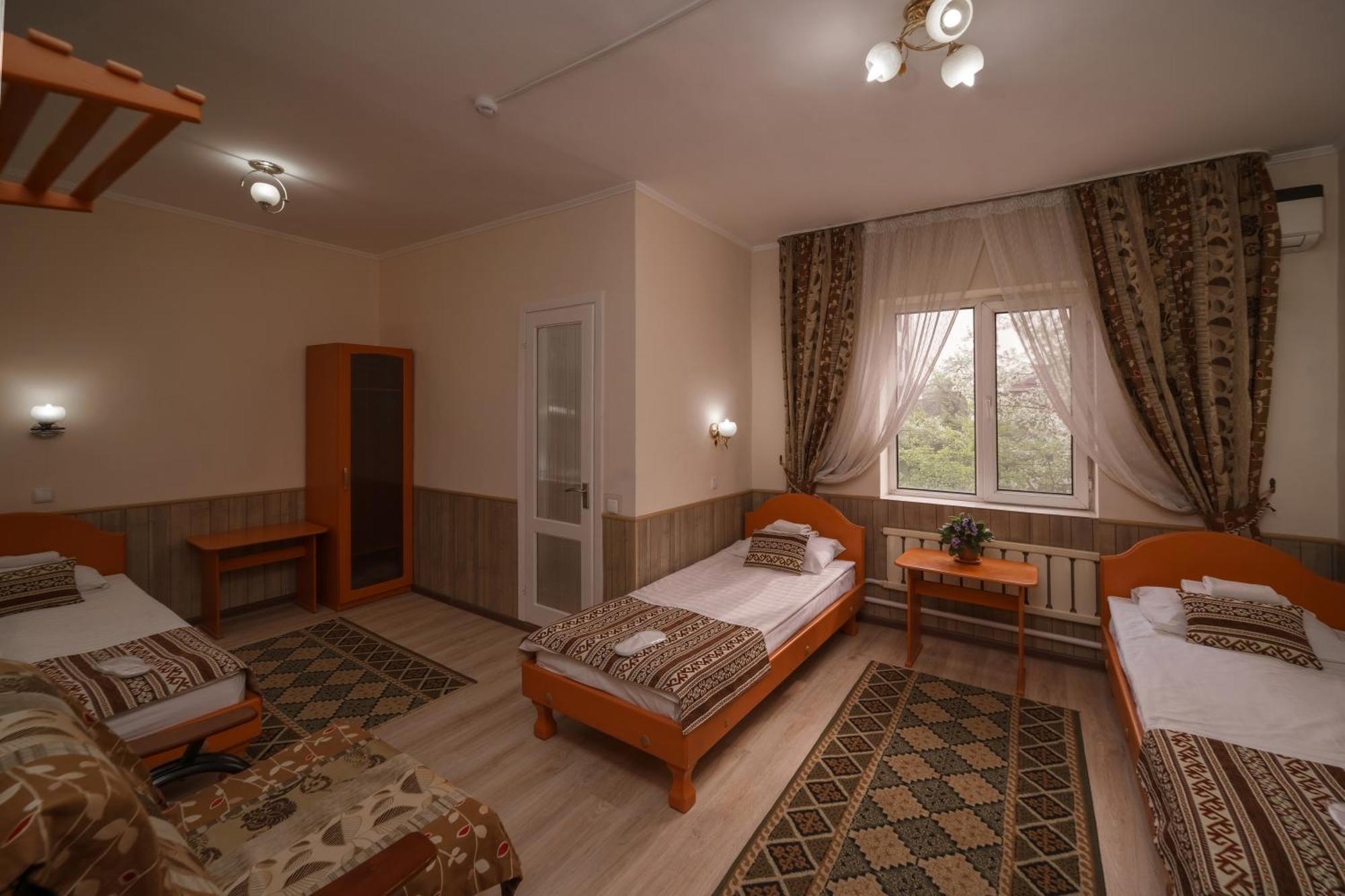 Alpinist Hotel Bishkek Exterior foto