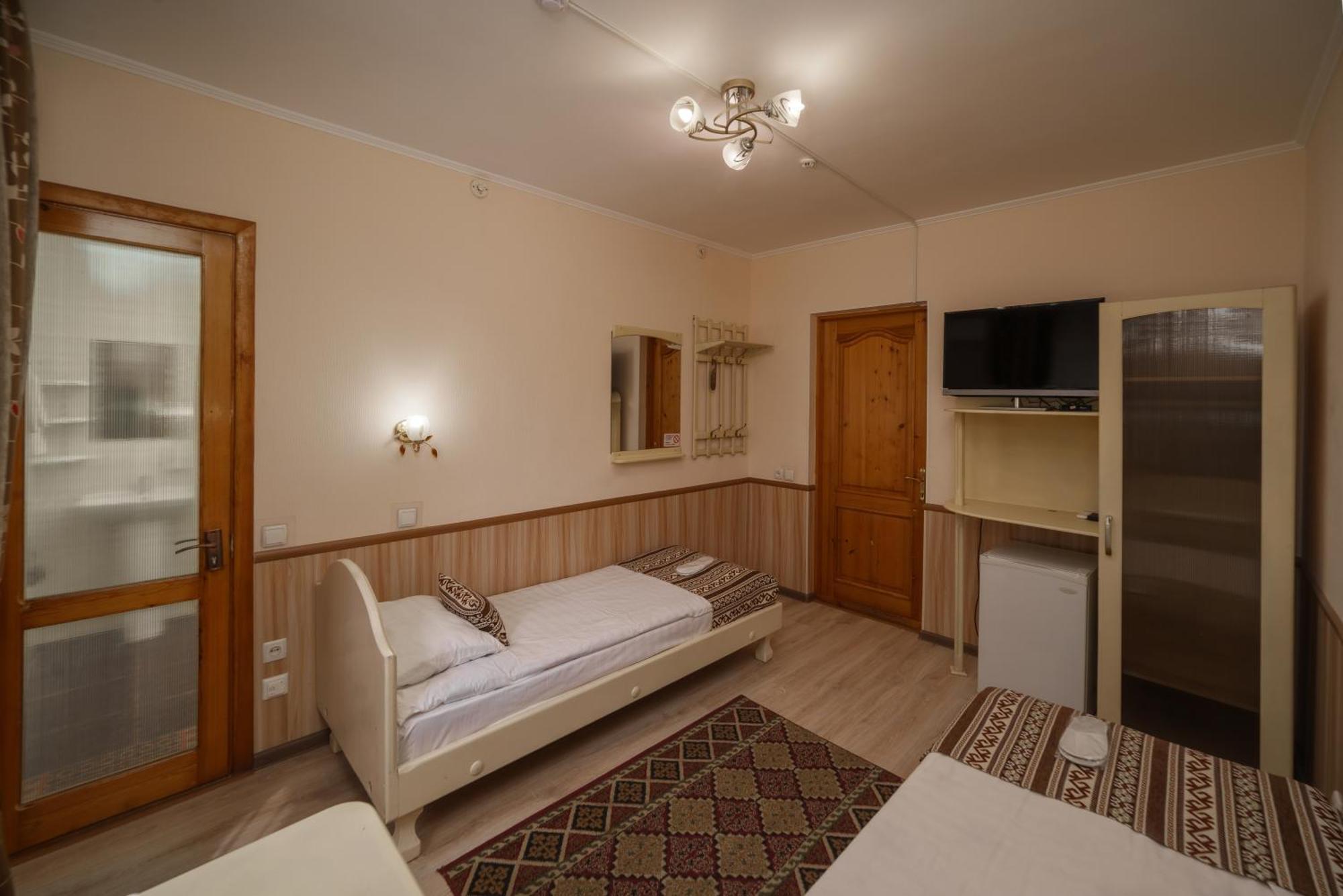 Alpinist Hotel Bishkek Exterior foto